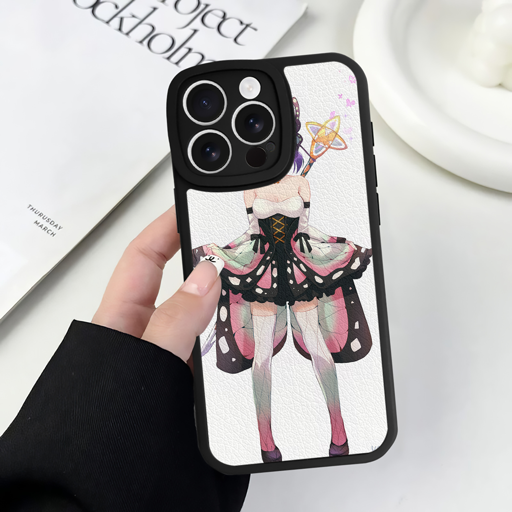 （画像用） 鬼滅の刃（きめつのやいば）蟲柱-胡蝶 しのぶ／こちょう しのぶ Kochou Shinobu 【iPhone 16シリーズ対応】シリコンスマホケース（レザー調） 材質：シリコン